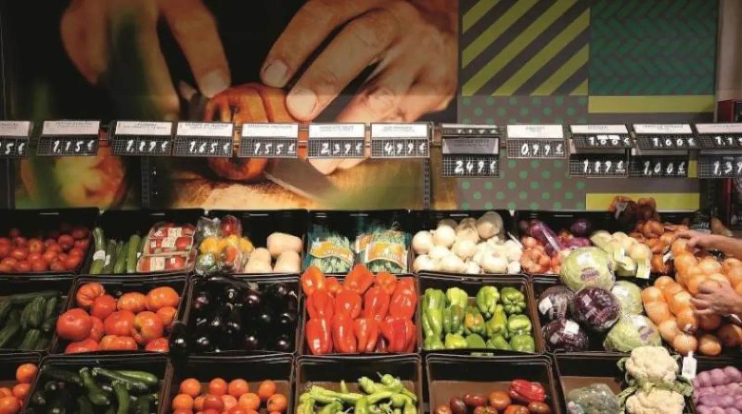 خضراوات معروضة في أحد محال مدريد (رويترز)