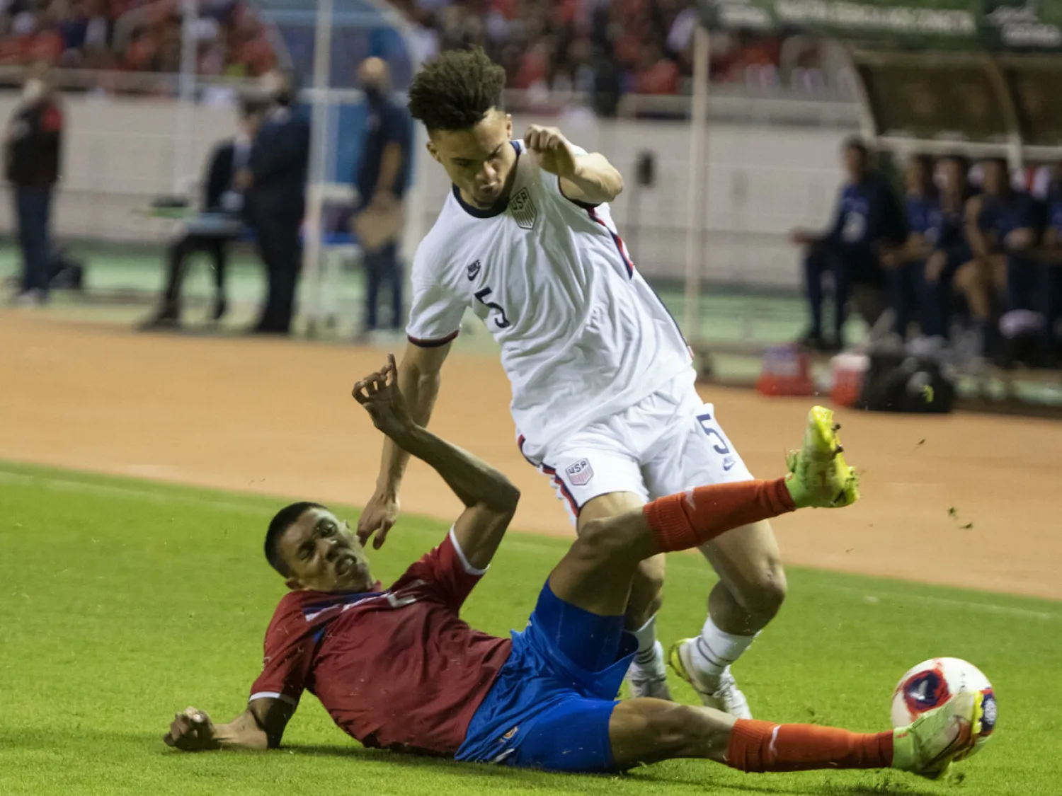 Costa Rica's Carlos Martinez (left) tackles the USA's Antonee Robinson during Wednesday's qualifier in San Jose. Ezequiel BECERRA AFP
