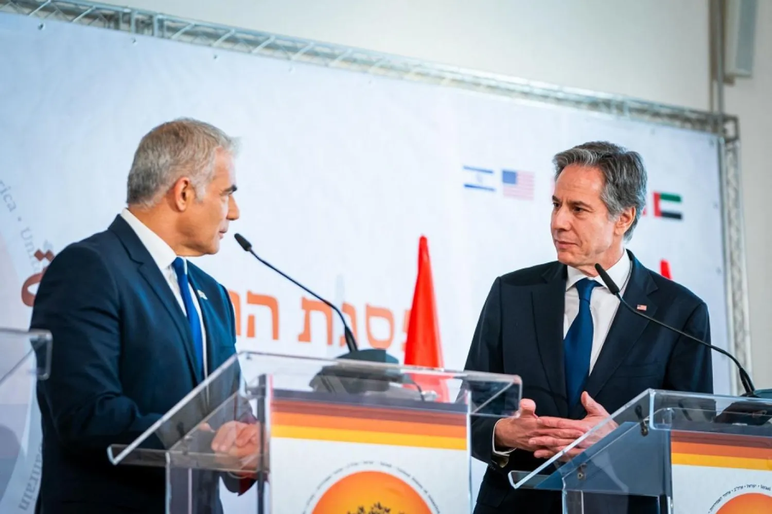 İsrail Dışişleri Bakanı ve ABD’li mevkidaşı Necef (Negev) Zirvesi’nin oturum arasında iken (AP)
