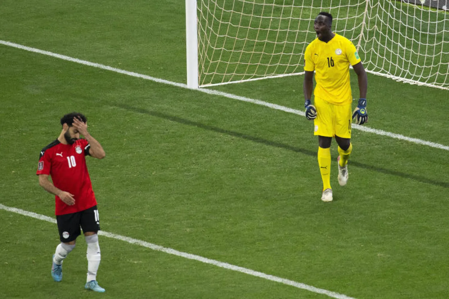 قائد المنتخب المصرى محمد صلاح بعد إخفاقه في تسديد ضربة الجزاء (أ.ب)