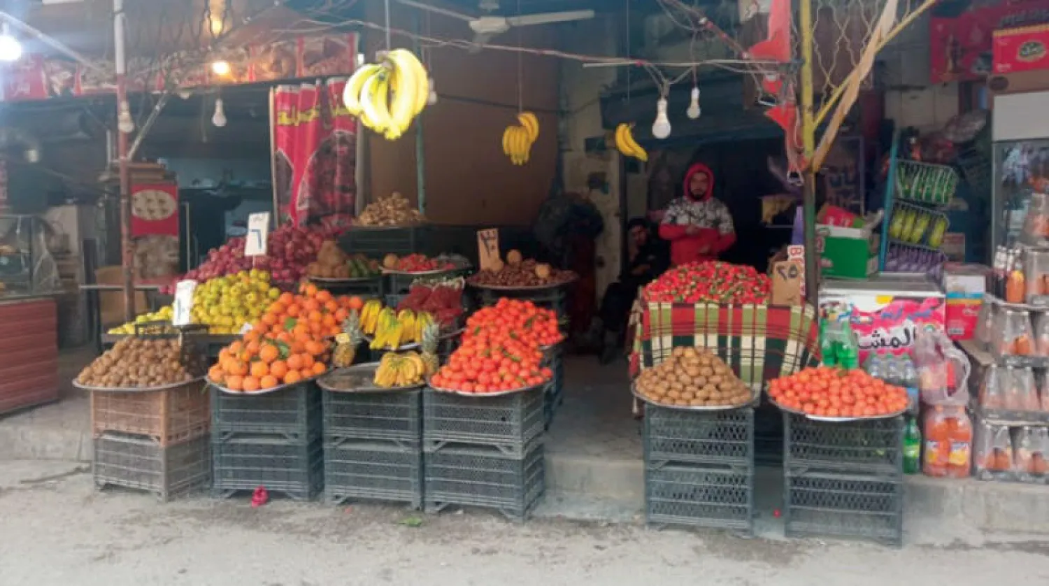 محل لبيع الفواكه والخضار في إدلب شمال غربي سوريا (الشرق الأوسط)