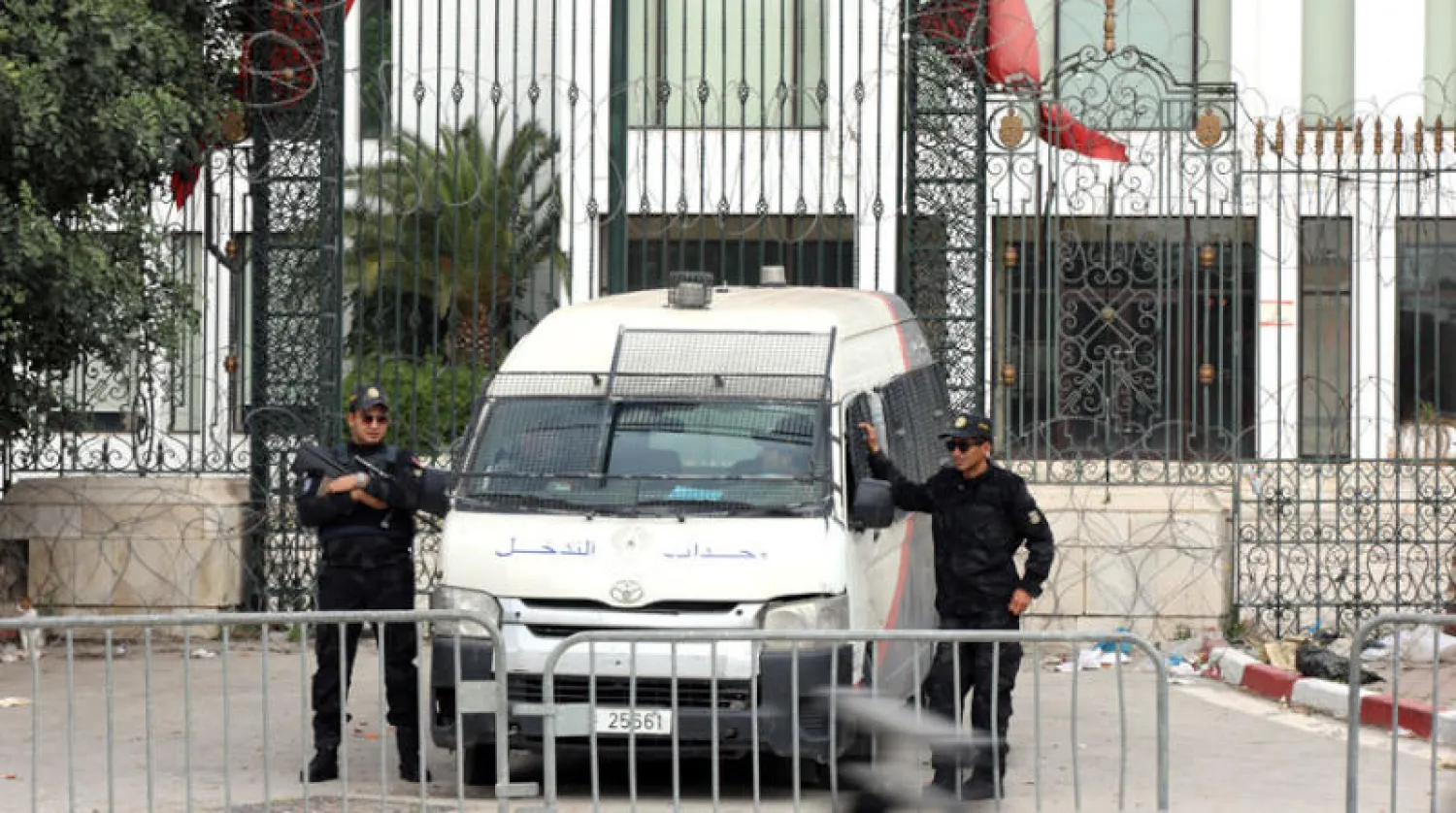 عناصر الشرطة تحرس مدخل البرلمان التونسي وسط العاصمة (إ.ب.أ)