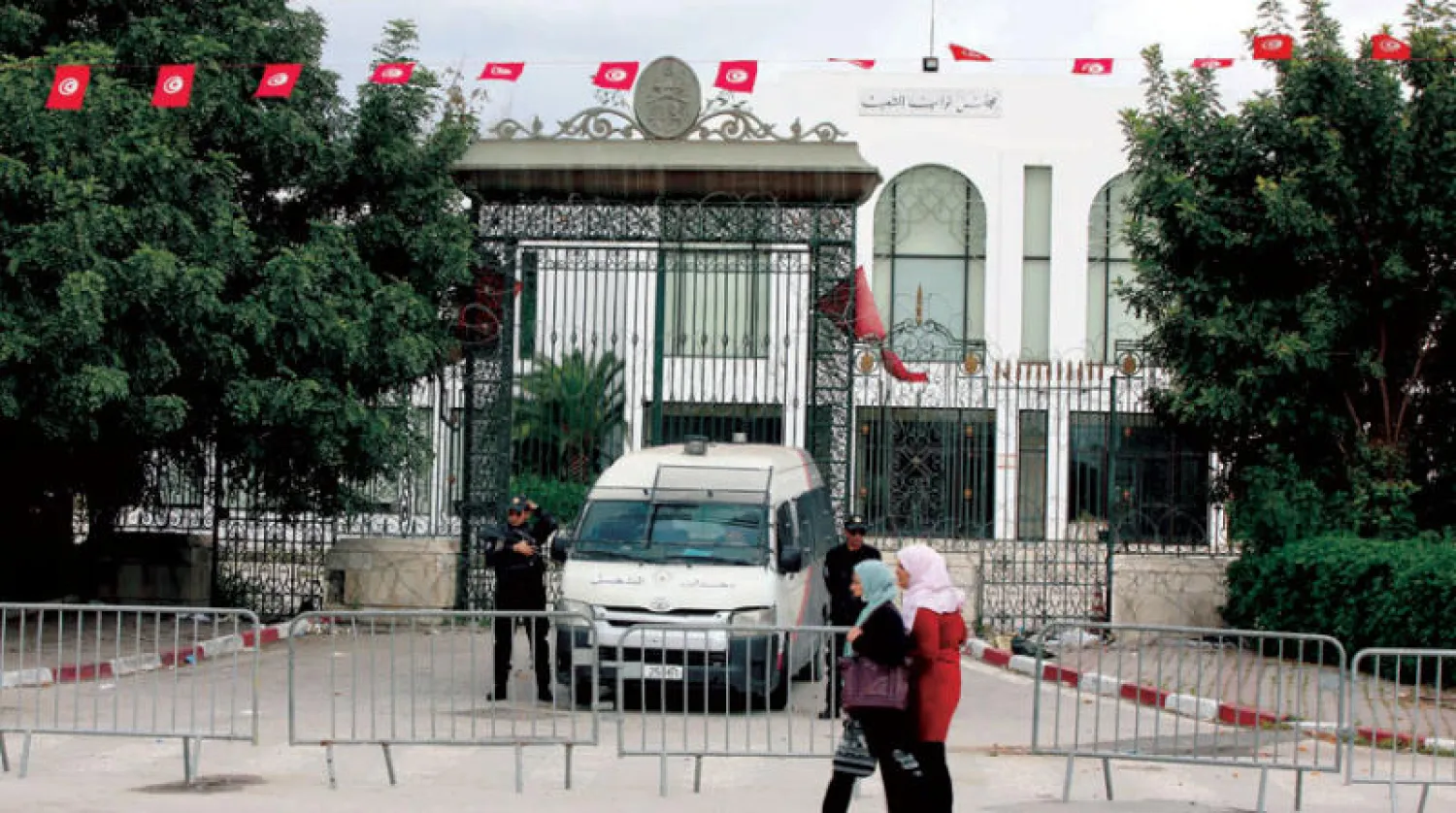 مشهد سياسي جديد و«معركة شرعيات»... بعد حل البرلمان التونسي