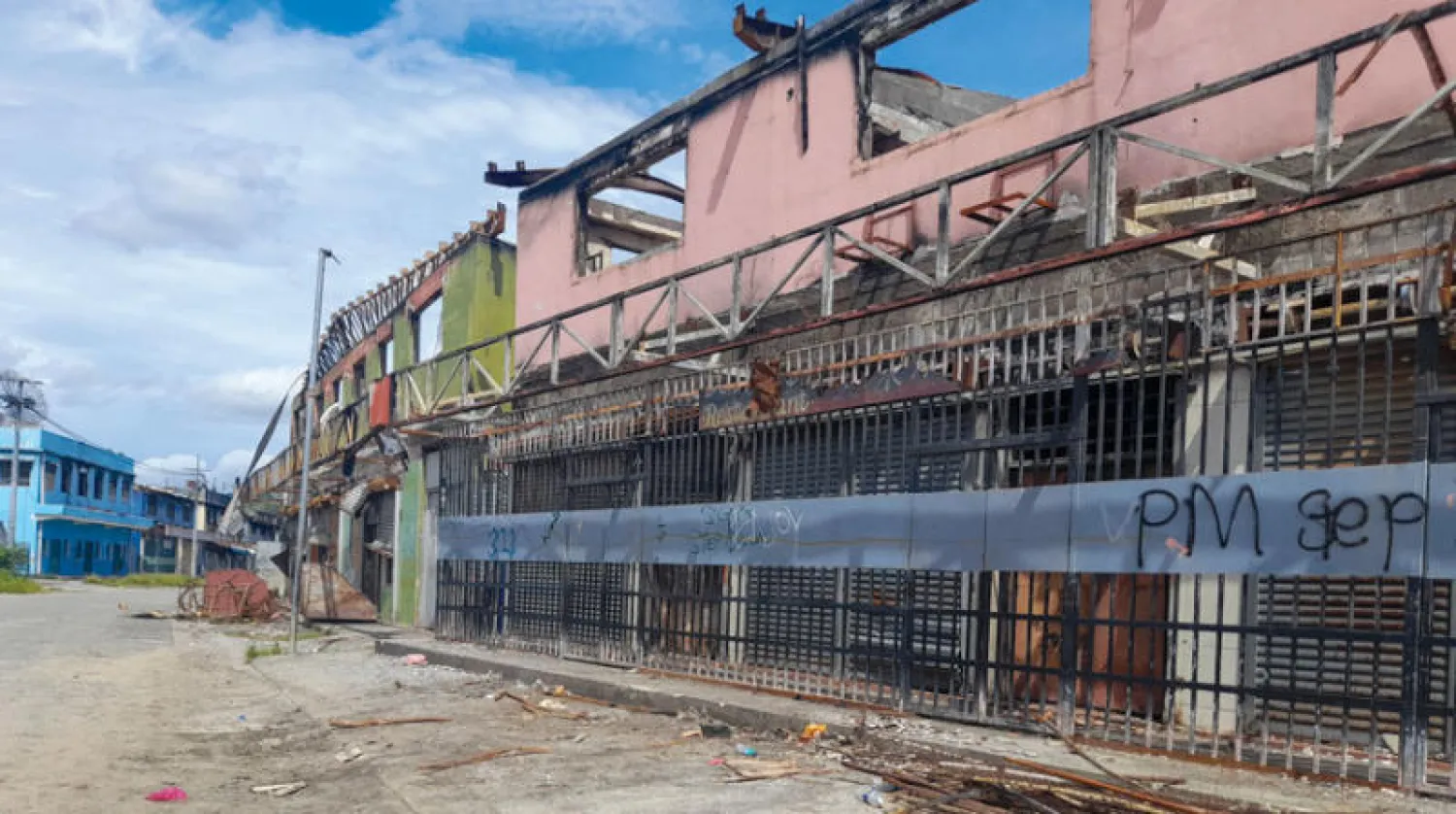 مبنى أحرقه متظاهرون في الحي الصيني في هونيارا خلال احتجاجات نوفمبر الماضي (أ.ب)