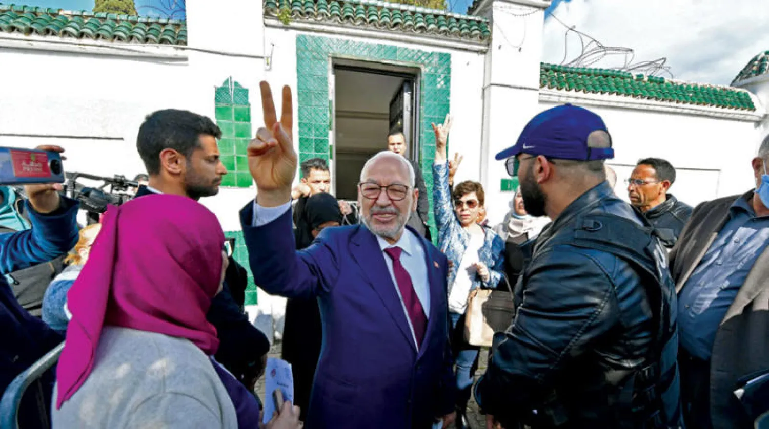 راشد الغنوشي لدى وصوله إلى مقر الأمن لاستجوابه بخصوص عقد جلسة برلمانية الأربعاء (أ.ف.ب)