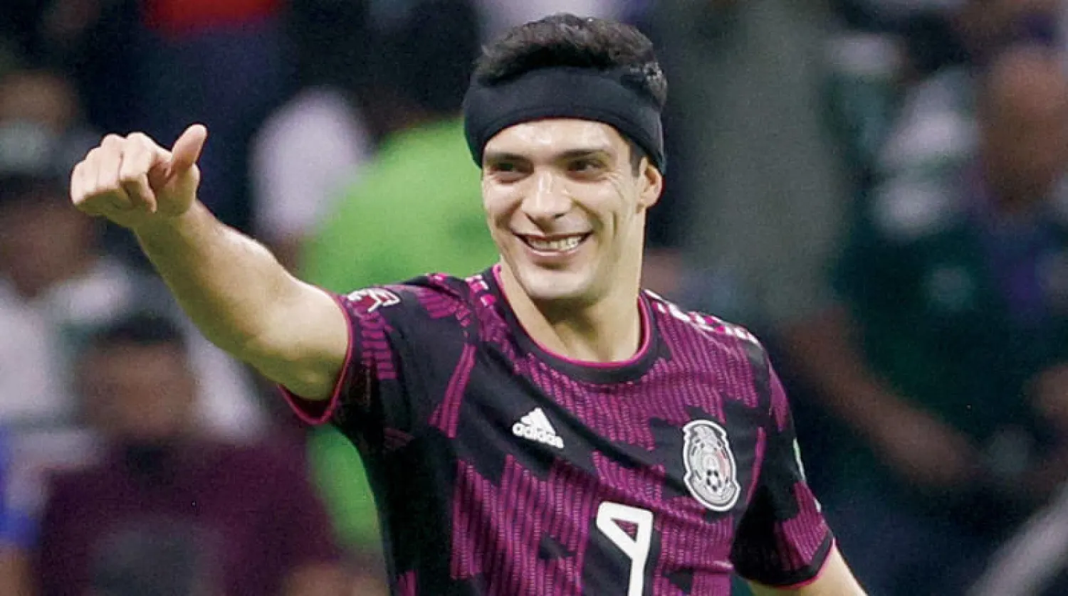 خمينيز نجم المكسيك يحتفل بالتسجيل في مرمى السلفادور (أ.ف.ب)