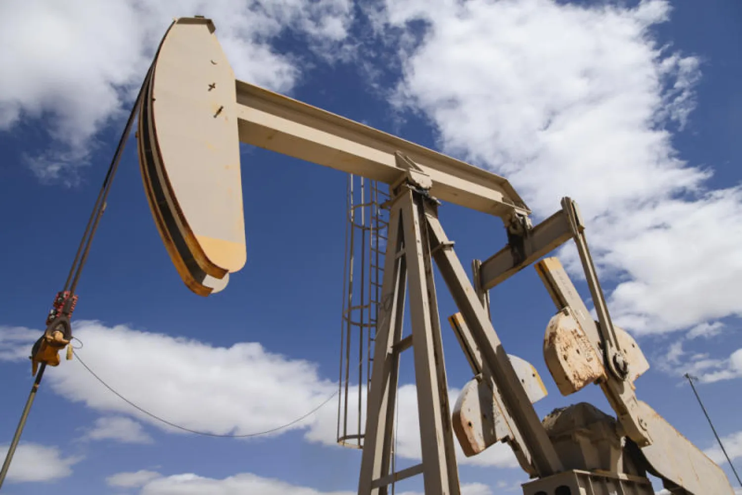 بايدن سيستخدم احتياطي النفط الأميركي الهائل بشكل غير مسبوق في محاولة للجم ارتفاع الأسعار (أ.ب)