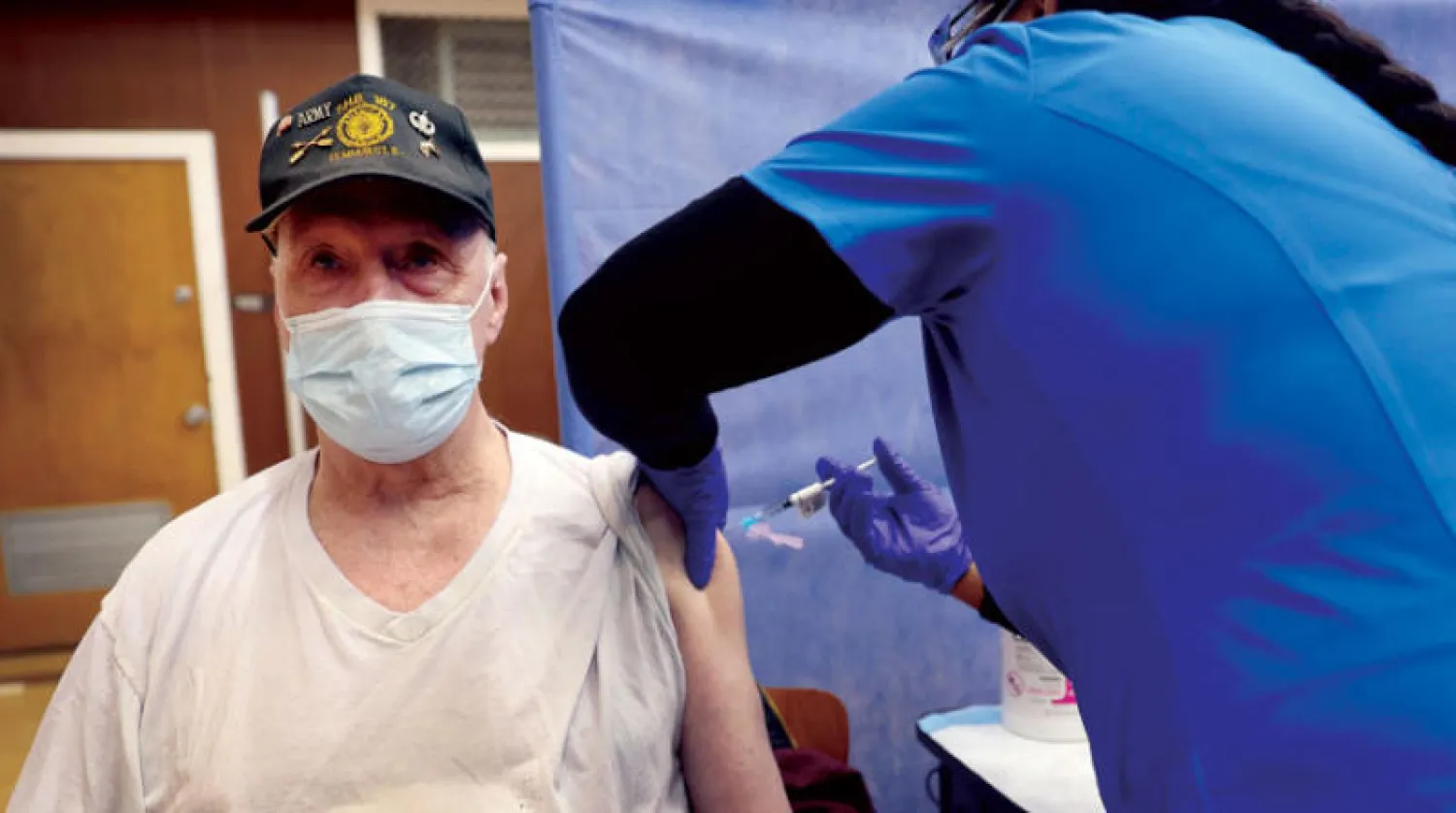 مركز تطعيم في ولاية إلينوي الأميركية (أ.ف.ب)