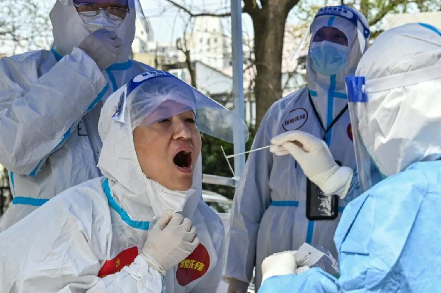 جانب من عمليات الفحص في شنغهاي (أ.ف.ب)