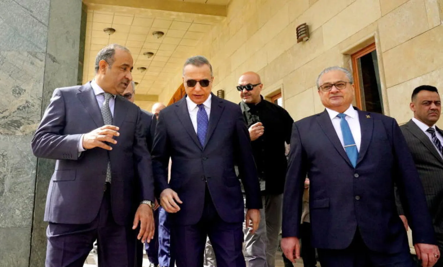 رئيس وزراء العراق مصطفى الكاظمي مع عدد من المسؤولين (إ.ب.أ)