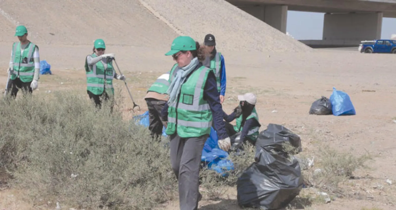 إزالة النفايات من جوانب الطرق