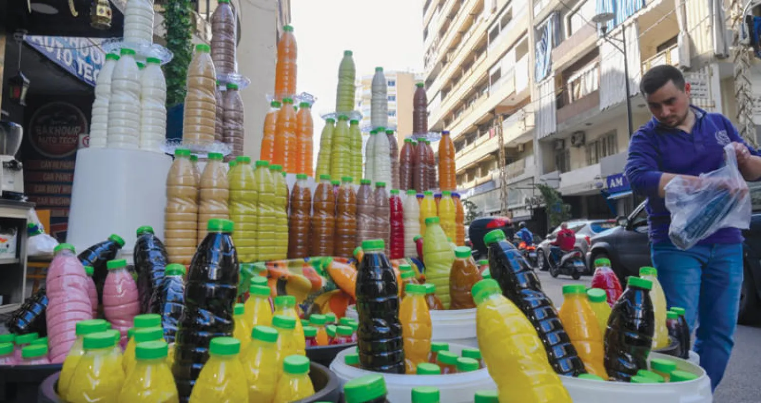 محل لبيع العصائر في أول أيام رمضان ببيروت (إ.ب.أ)