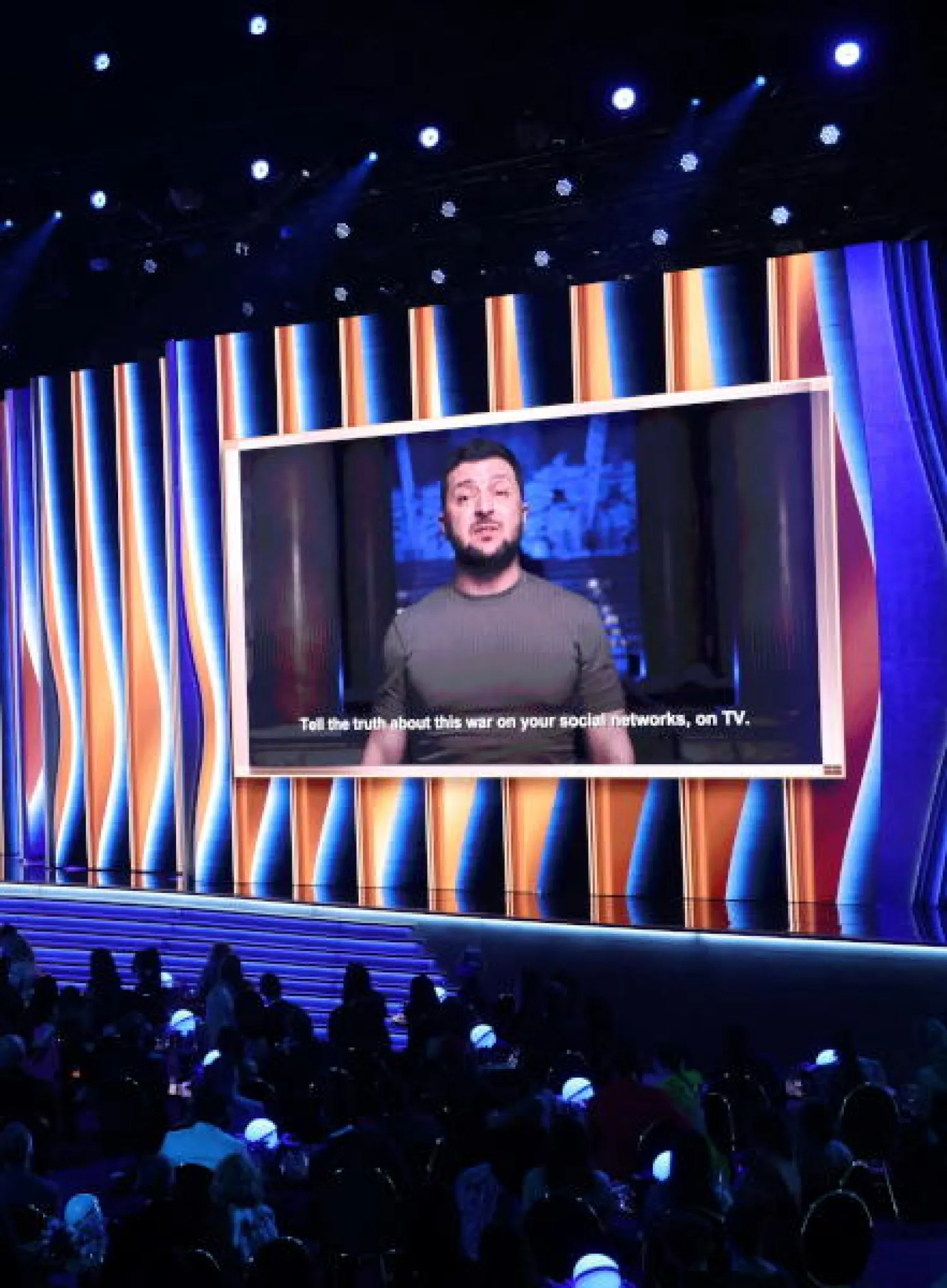 زيلينسكي يظهر في شريط مصور تم بثه خلال الحفل (رويترز)