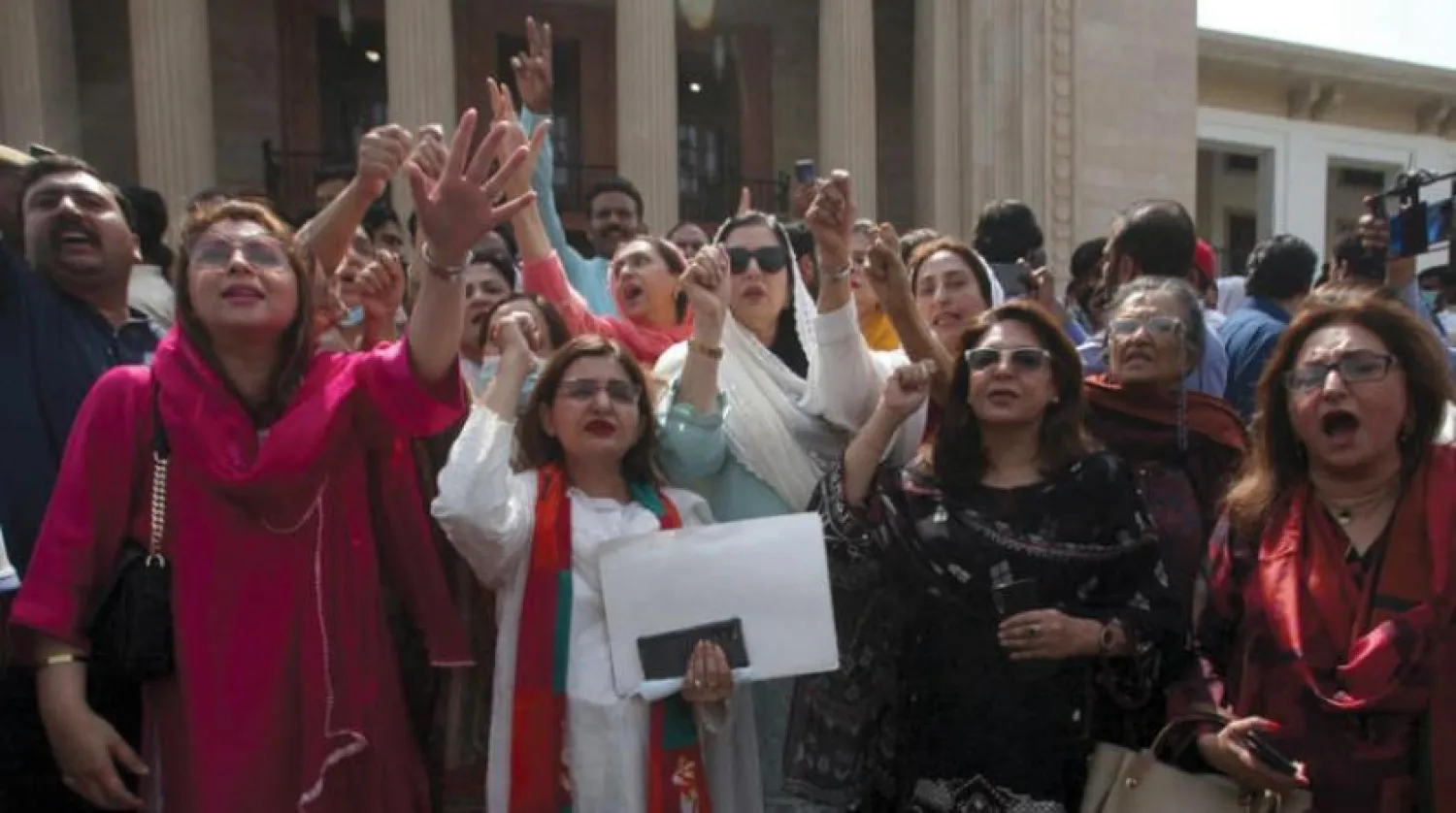 پاکستانی وزیر اعظم کے حامیوں کو ان کی حمایت میں نعرہ لگاتے ہوئے دیکھا جا سکتا ہے (رائٹرز)