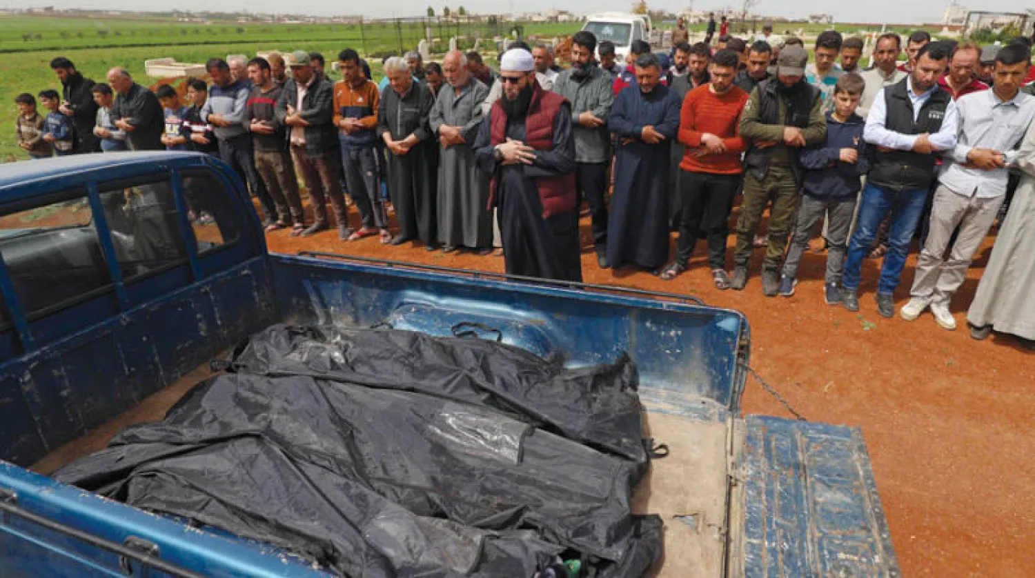 تشييع أطفال في ريف إدلب قُتلوا بقصف سوري أمس (أ.ف.ب)