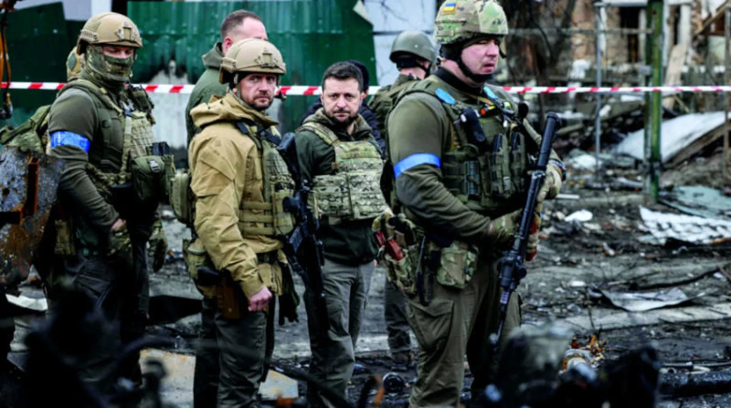 الرئيس زيلينسكي خلال زيارته لمدينة بوتشا قرب كييف أمس (أ.ف.ب)