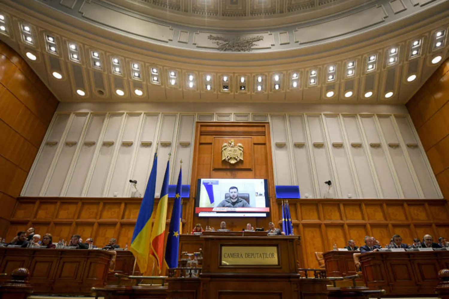 الرئيس الأوكراني فولوديمير زيلينسكي يتوجه بكلمة إلى البرلمان الروماني (أ.ب)