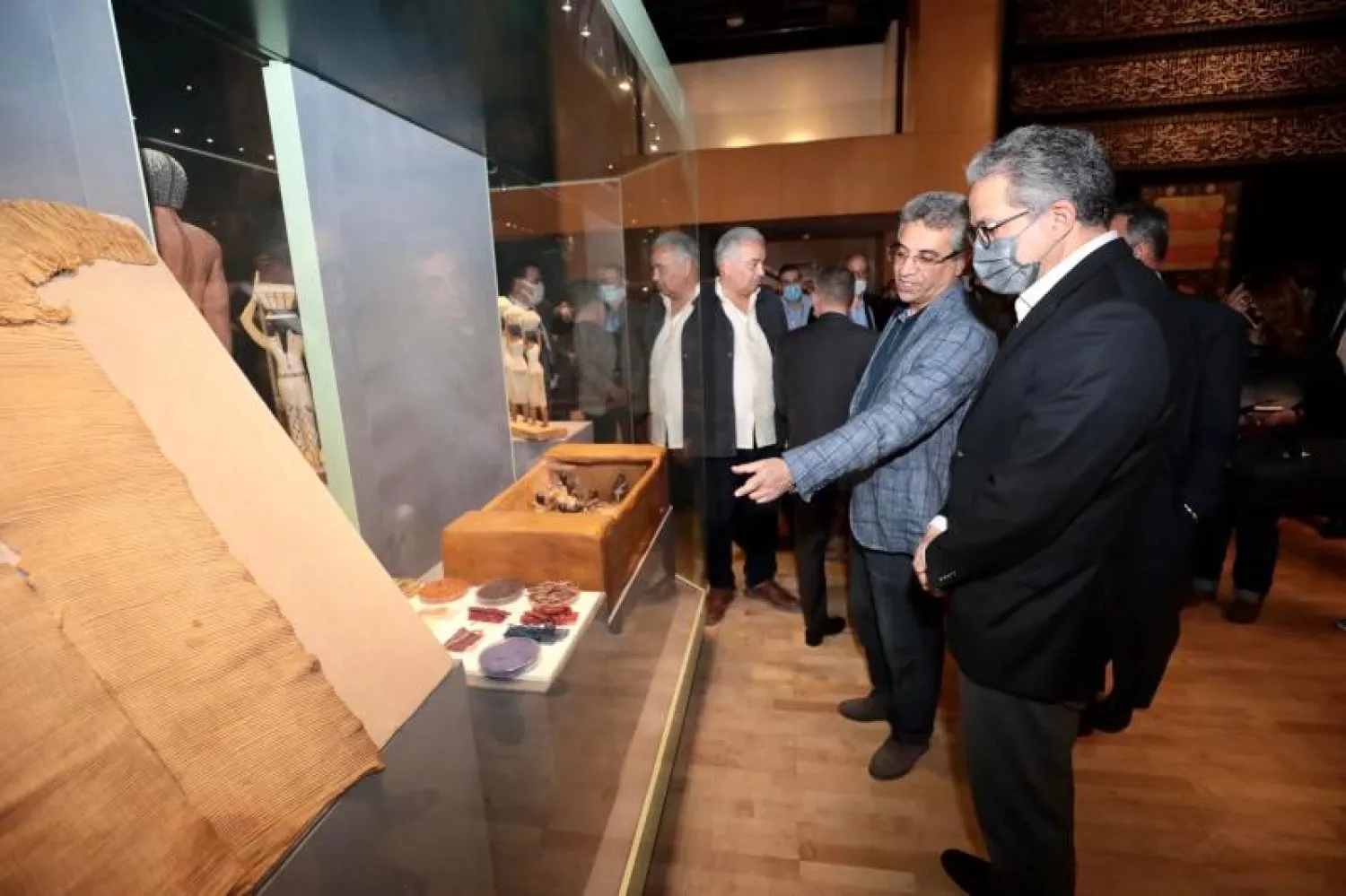 وزير السياحة والآثار المصري يتفقد قاعة النسيج بمتحف الحضارة