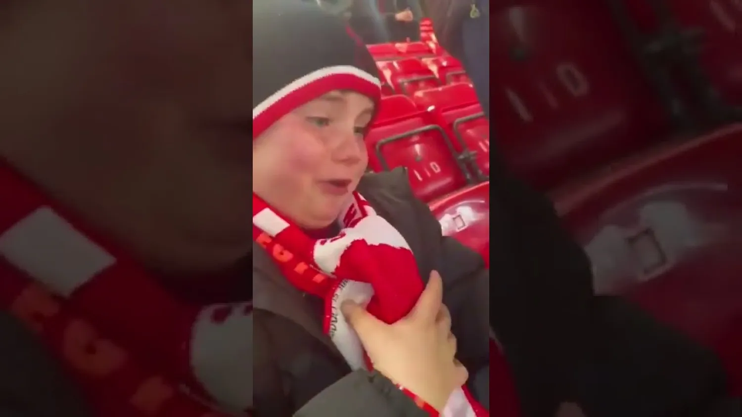 الطفل يبكي متأثراً بمشاهدة النجم محمد صلاح (لقطة من الفيديو)