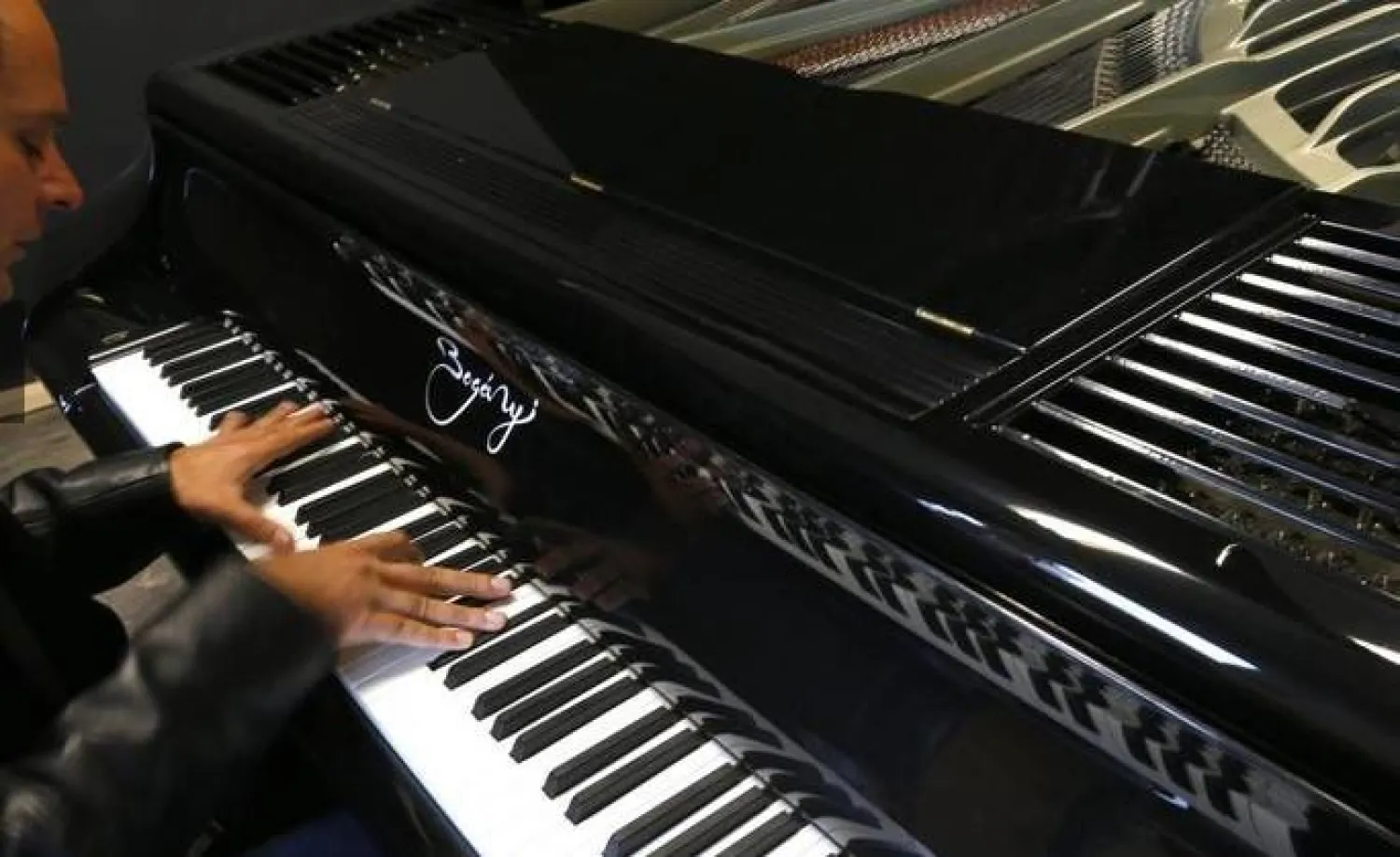 دروس العزف على البيانو تحافظ على كثافة المادة البيضاء في الدماغ (رويترز)