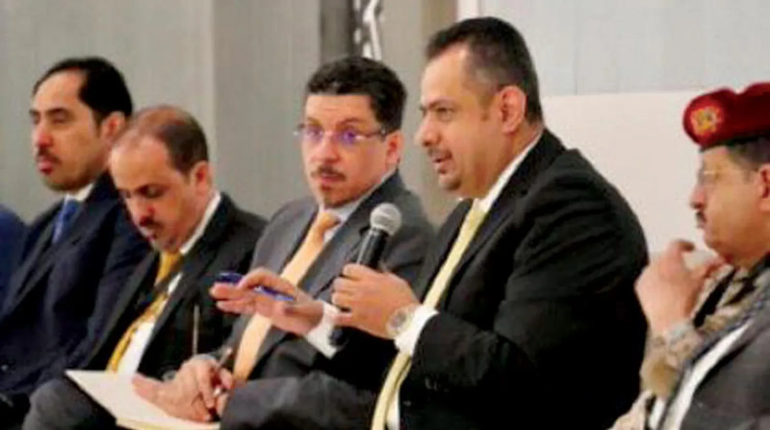 رئيس الوزراء اليمني لدى تحدثه مع أعضاء المشاورات بمقر مجلس التعاون الخليجي أمس (الشرق الأوسط)