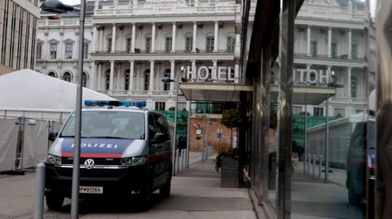 Avusturya polisi, 8 Şubat 2021’de Viyana’nın merkezindeki Korobog Hotel’deki nükleer müzakereler merkezinin önüne aracını park ediyor (AFP)
