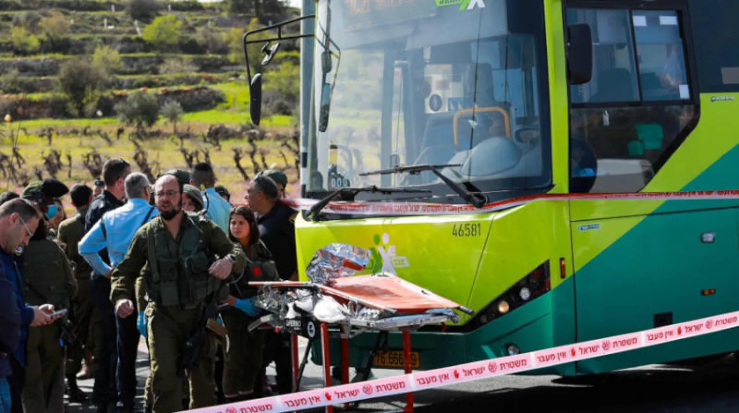 قوات الأمن الإسرائيلية تتفقد موقع هجوم بالسلاح الابيض في حافلة بالقرب من مستوطنة إيلعازر في الضفة الغربية المحتلة في 31 مارس