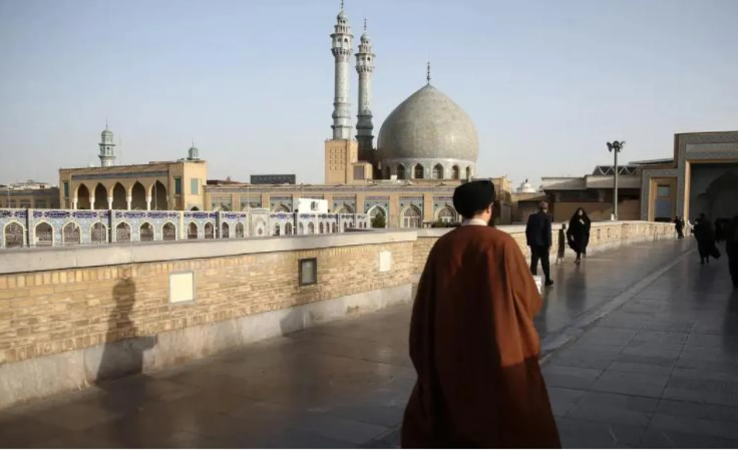 مقتل رجل دين إيراني وإصابة 2 بعملية طعن في مشهد