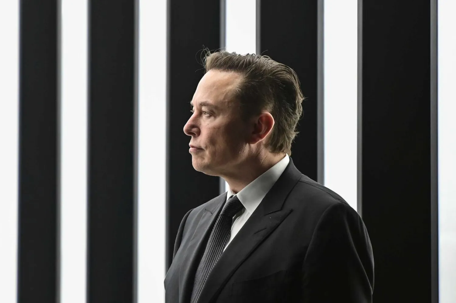 Tesla'nın CEO'su Elon Musk, 22 Mart 2022'de Almanya'nın Gruenheide kenti yakınlarındaki yeni Tesla elektrikli araba üretim fabrikasının resmi açılışında (AP)