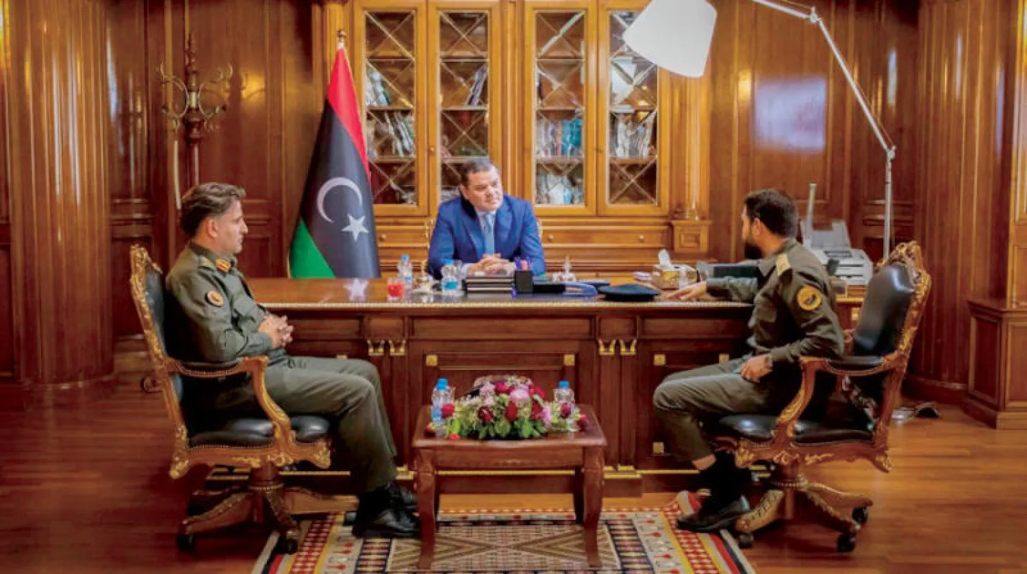 الدبيبة رئيس حكومة «الوحدة » المؤقتة في لقاء سابق مع آمر المنطقة العسكرية (حكومة الوحدة)