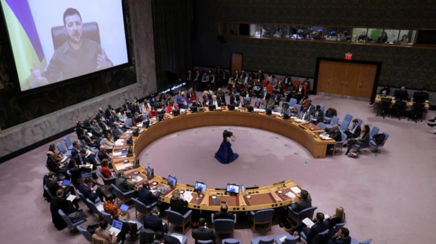 الرئيس الأوكراني فولوديمير زيلينسكي، في خطاب من كييف عبر الفيديو أمام أعضاء مجلس الأمن المجتمعين في نيويورك(رويترز)