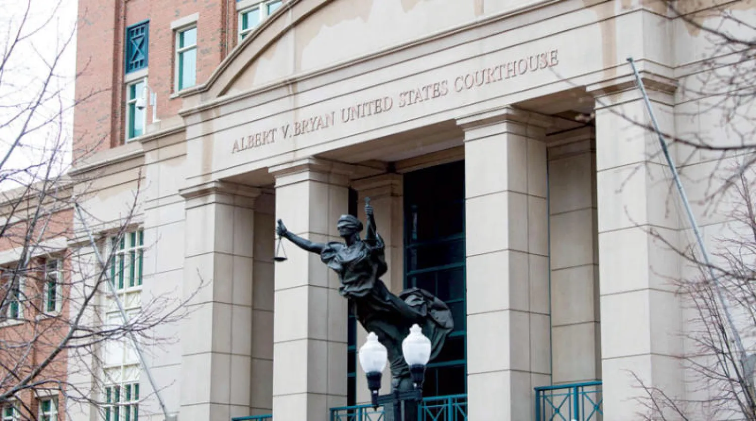 محكمة ألبرت إف برايان الفيدرالية حيث يحاكم الشافعي الشيخ في ألكسندريا بفيرجينيا (أ.ف.ب)