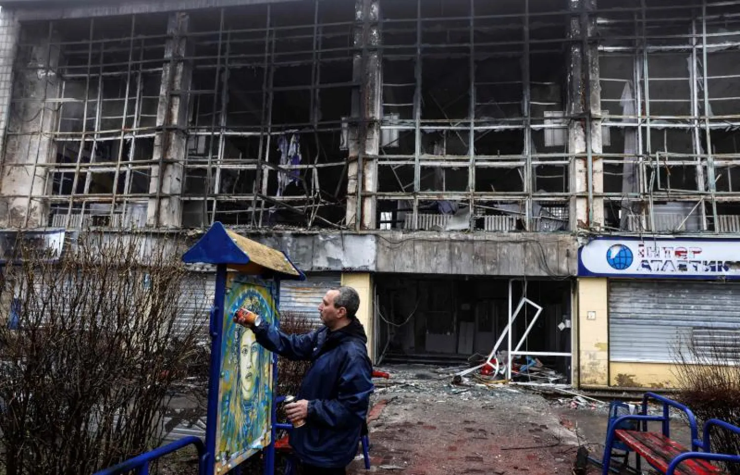 الفنان الفرنسي كريستيان غيمي يرسم في شوارع كييف (أ.ف.ب)