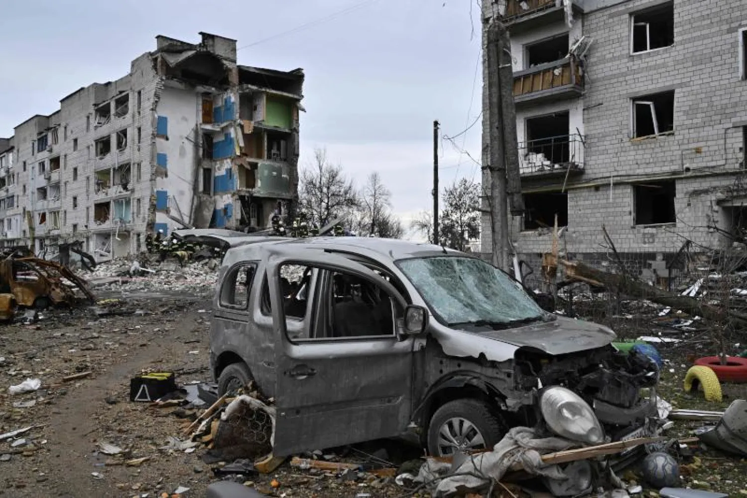 جانب من الدمار جراء القصف الروسي في مدينة كييف اليوم (أ.ف.ب)