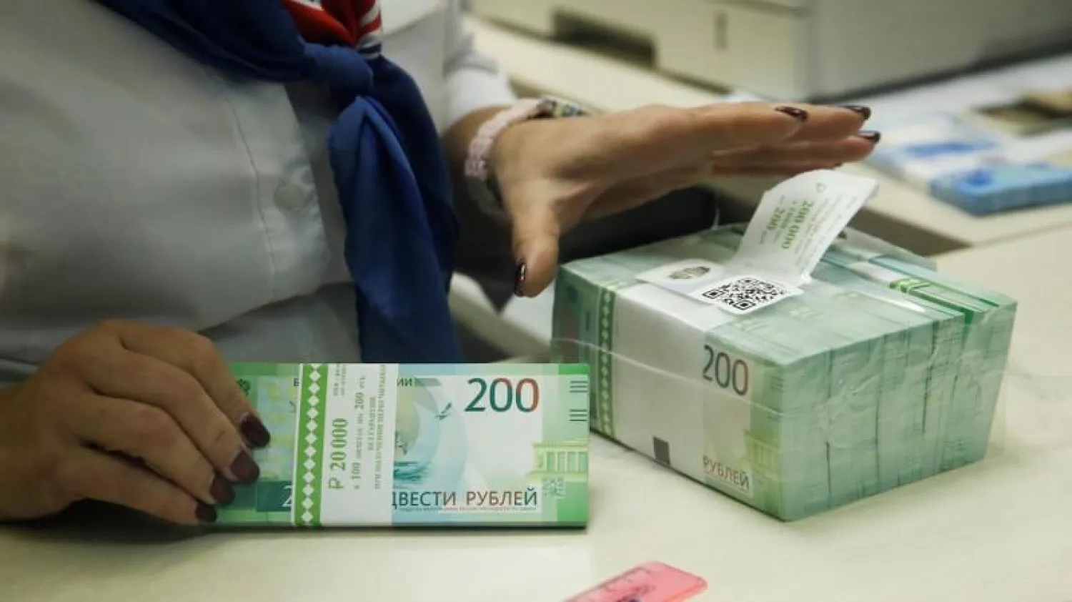 FILE PHOTO: A cashier holds new 200 roble banknotes in a bank in Moscow, Russia November 21, 2017. REUTERS/Maxim Shemetov
