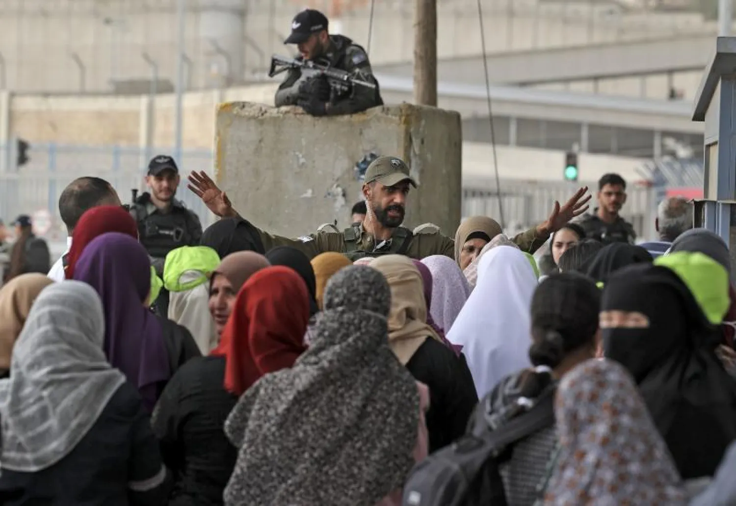 عشرات الفلسطينيين يتوافدون لتأدية صلاة الجمعة في المسجد الأقصى (أ.ف.ب)