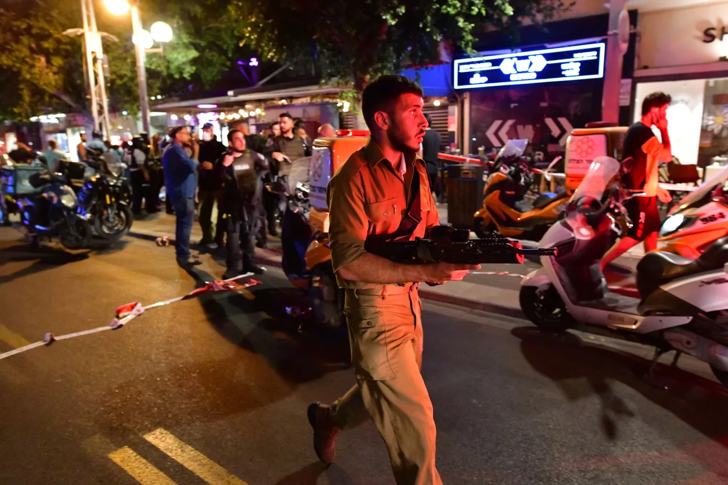 Police and rescue workers at the scene of a deadly attack on Dizengoff Street, central Tel Aviv, April 7, 2022 (Avshalom Sassoni/FLASH90)