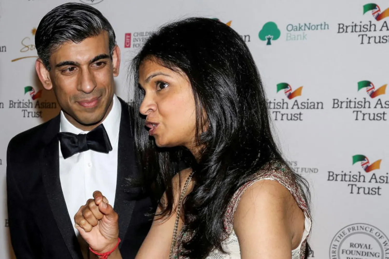 وزير المالية البريطاني ريشي سوناك وزوجته (رويترز)