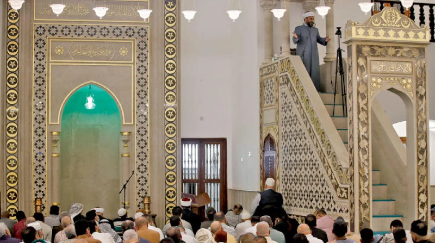 عراقيون في أول يوم جمعة من شهر رمضان بمسجد الشيخ عبد القادر الكيلاني في وسط بغداد أمس (أ.ف.ب)