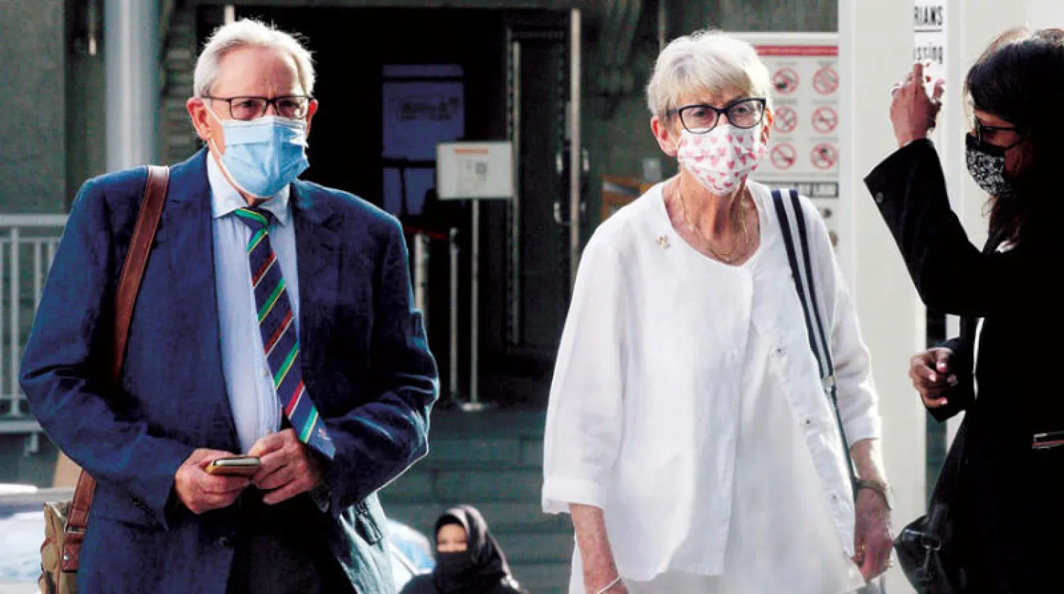 إيان وباميلا غوسلينج (الثاني من اليمين) والدا أندرو غوسلينج عند وصولهما إلى المحكمة العليا في سنغافورة حيث حكمت السلطات على المواطن الأسترالي بالسجن خمسة أعوام (أ.ف.ب)