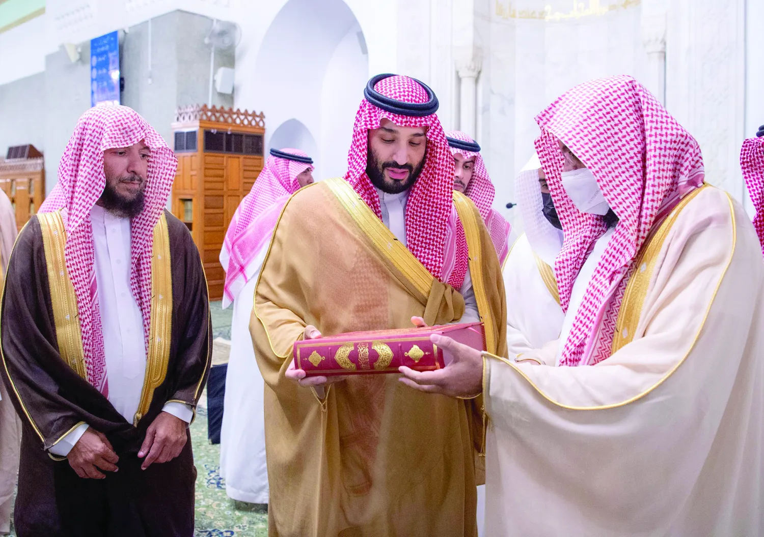 ولیعهد از مسجد قبا بازدید کرد و دو رکعت نماز تحیت مسجد خواند (خبرگزاری واس)
