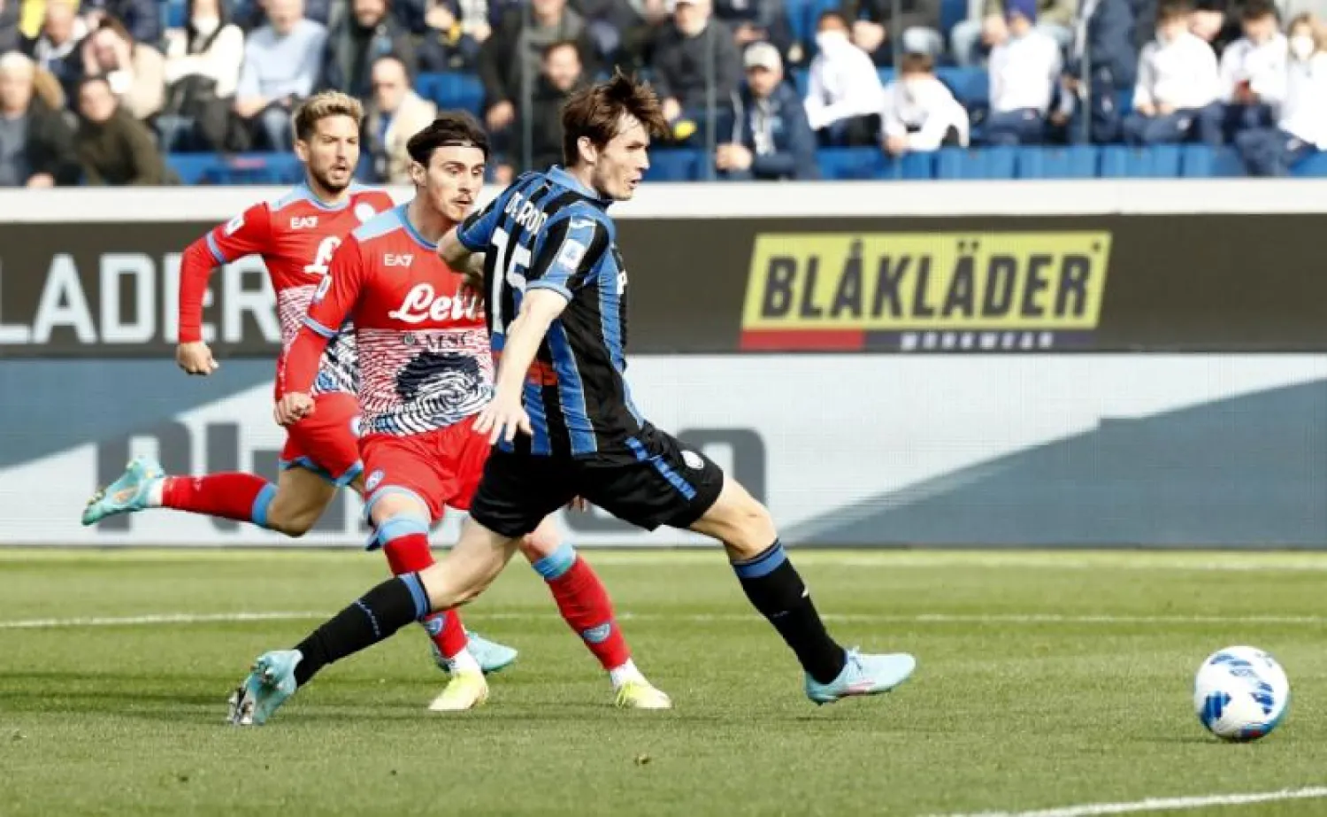 إليف إلماس (وسط) يختتم ثلاثية نابولي في شباك اتالانتا (رويترز)