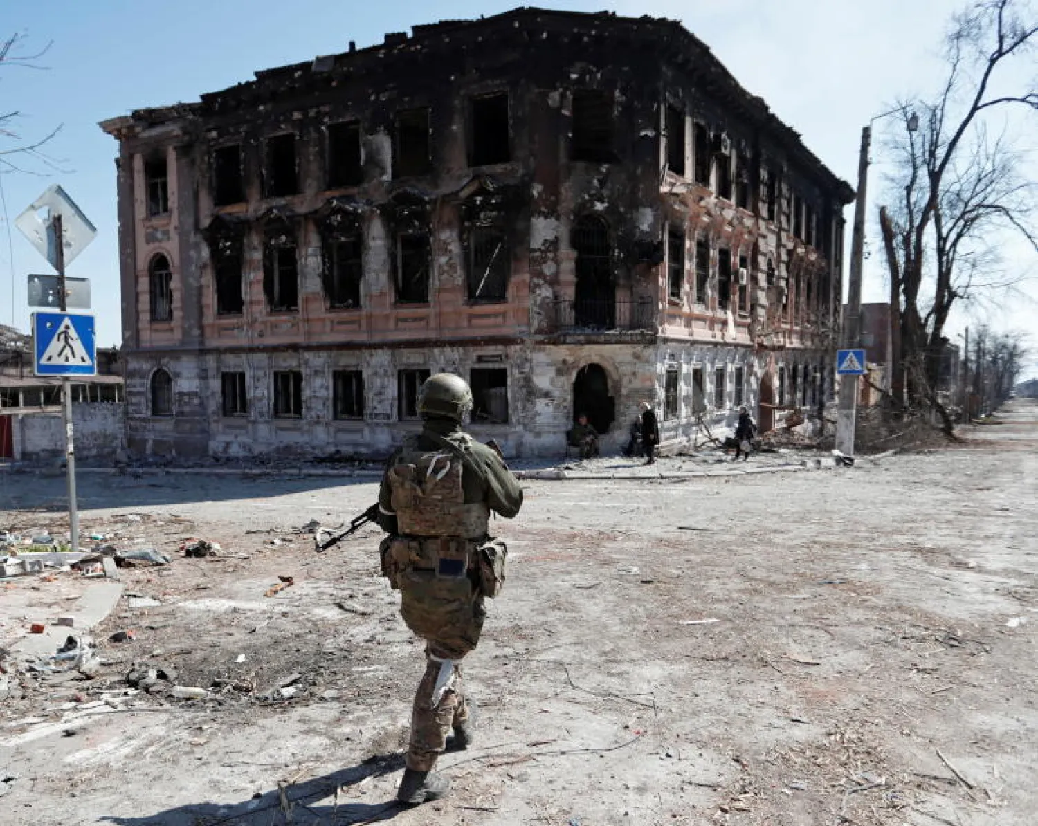 جندي من القوات الموالية لروسيا في ماريوبول (رويترز)