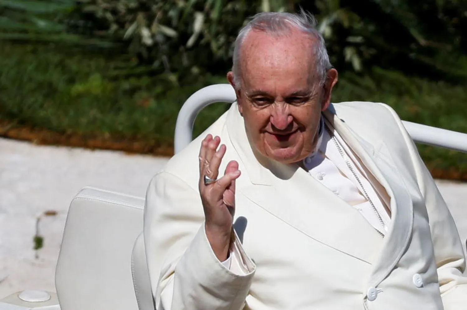 البابا فرانسيس يحيي الناس بعد قداس أحد الشعانين في ساحة القديس بطرس بالفاتيكان (رويترز)