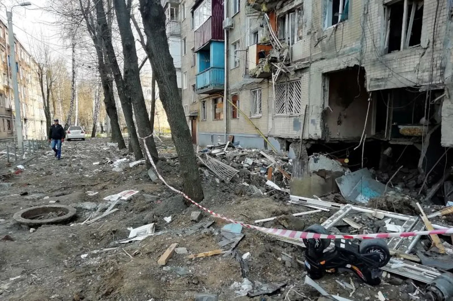 دمار جراء القصف الروسي على مدينة خاركيف الأوكرانية اليوم (رويترز)