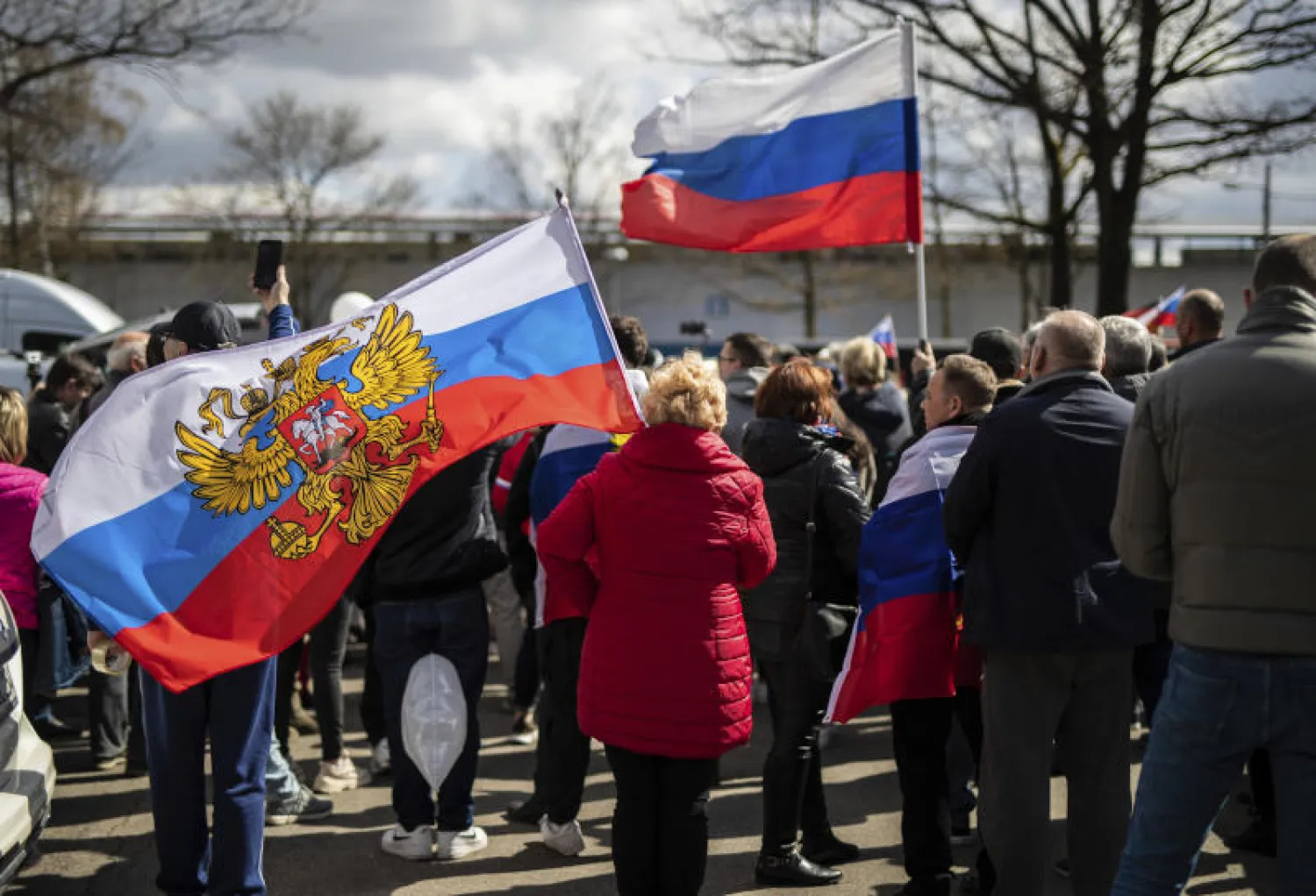 أشخاص يشاركون في تظاهرة ضد «التمييز ضد الروس» في شتوتغارت بألمانيا (أ.ب)