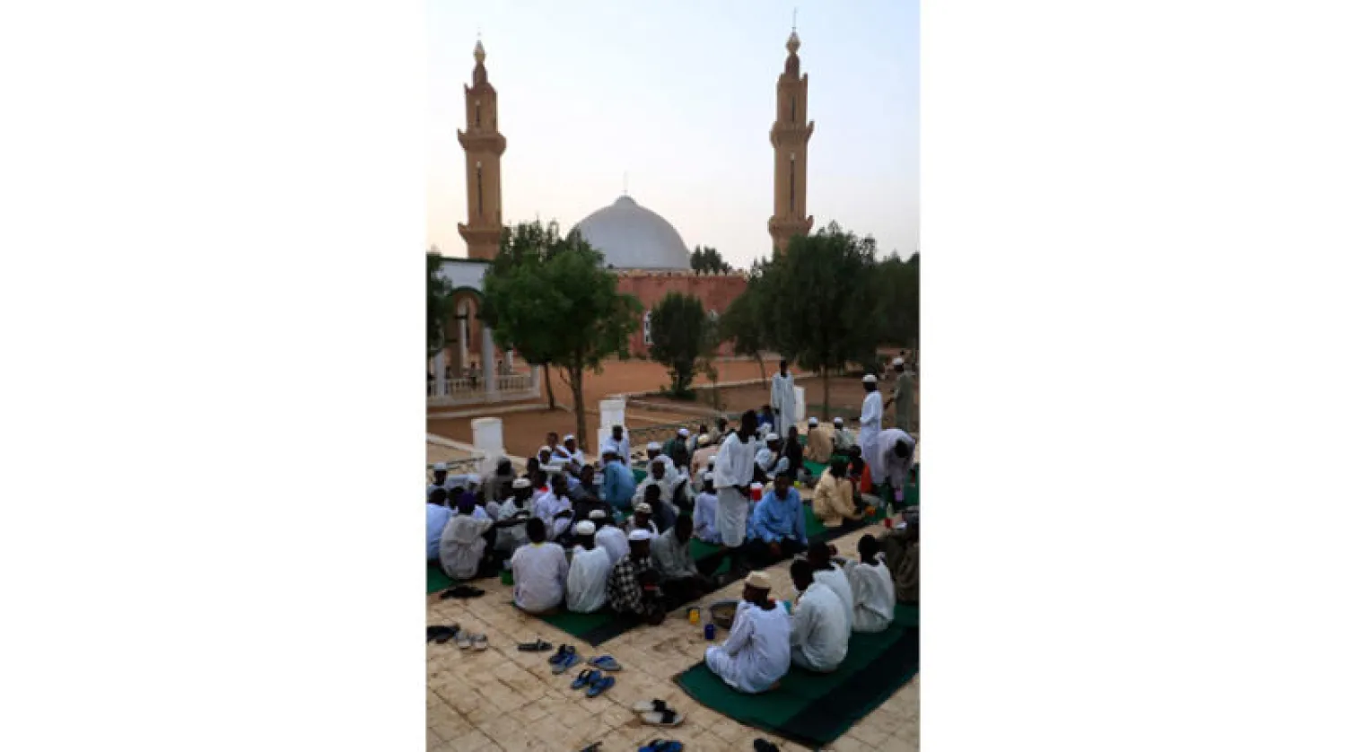 سودانيون يؤدون الصلاة في مسجد قبل الإفطار لتناول وجبة "الإفطار" خلال شهر رمضان المبارك في أم درمان أول من امس ( أ ف ب)