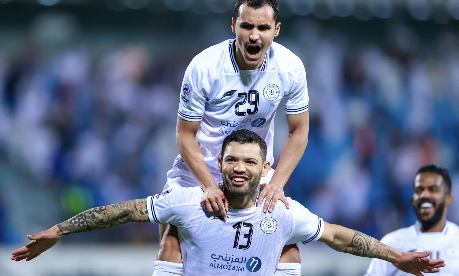 جانب من احتفالية فريق الشباب بفوزه على الجزيرة الإماراتي (الشرق الأوسط)