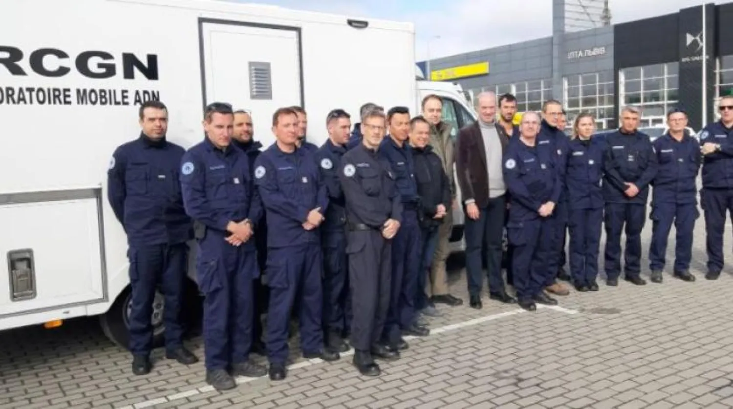 Fransa’nın Kiev Büyükelçisi Etienne de Poncins jandarmalarla birlikte Lviv’de (Twitter)