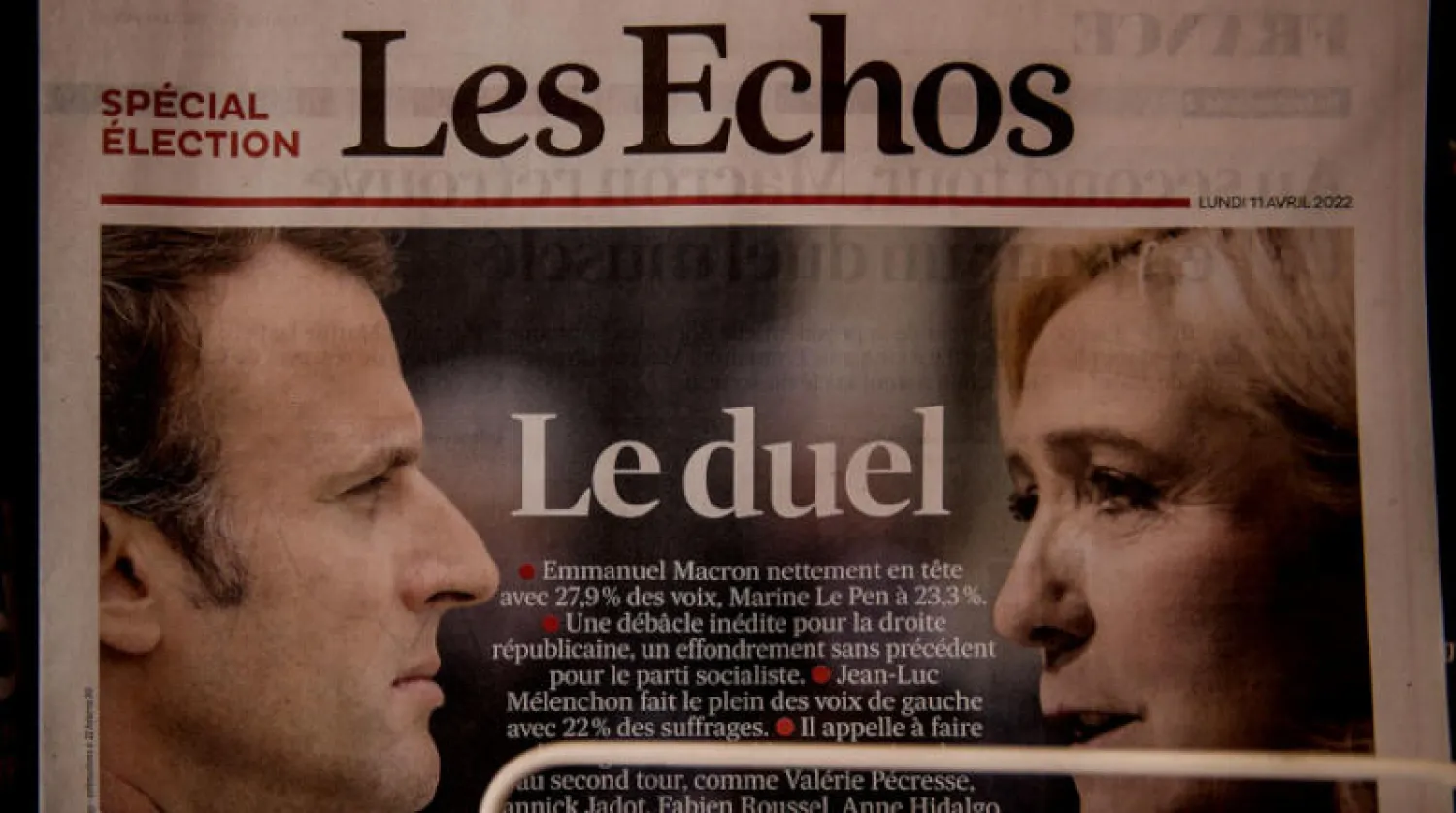 صحيفة فرنسية تظهر المرشحين للجولة الثانية من الانتخابات الرئاسية الفرنسية ، ماكرون ولوبن  ( إ ب أ)